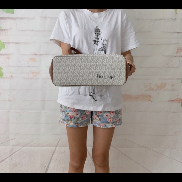 Michael Kors Charlotte Large Top Zip Tote - Picture 5 of 11